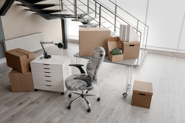 Caixas móveis e móveis em novo escritório
 - Foto, Imagem