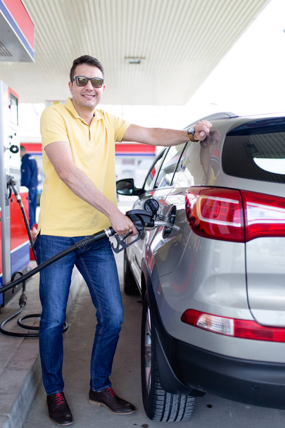 Adam benzin istasyonunda yakıt ikmali - Fotoğraf, Görsel