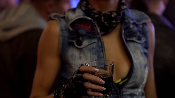 Mulher com bebida aberta para novos amigos à procura de encontro no bar local, vida noturna
 - Foto, Imagem