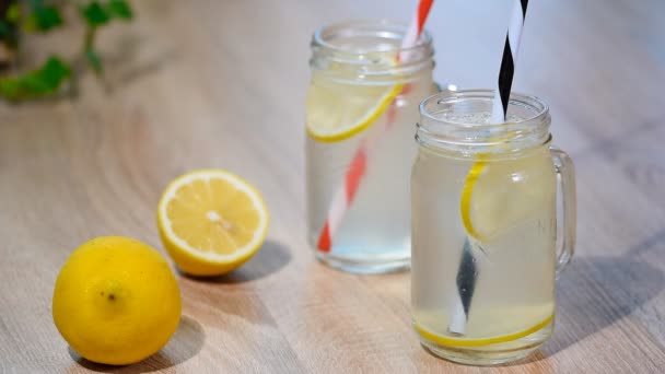 Zelfgemaakte limonade twee mason jar glazen. - Video