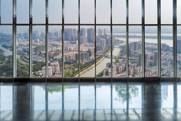 Panoraamahorisontti ja rakennukset lasi-ikkunasta
 - Valokuva, kuva