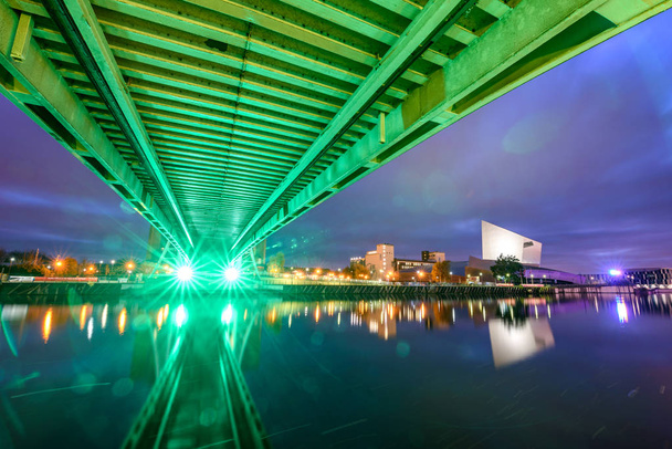 Näkymä Millennium-sillalle alhaalta, Salford Quays, Manchester, UK
 - Valokuva, kuva