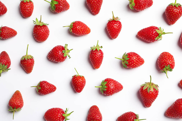 Flat lay composition with strawberries on light background - Foto, Bild
