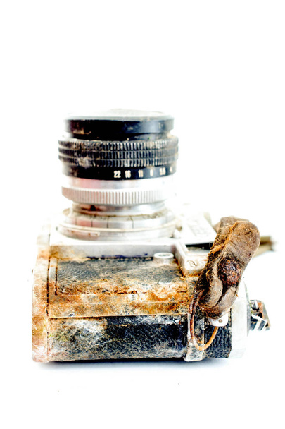 ヴィンテージの錆びた、ほこりっぽいフィルムカメラの画像 - 写真・画像