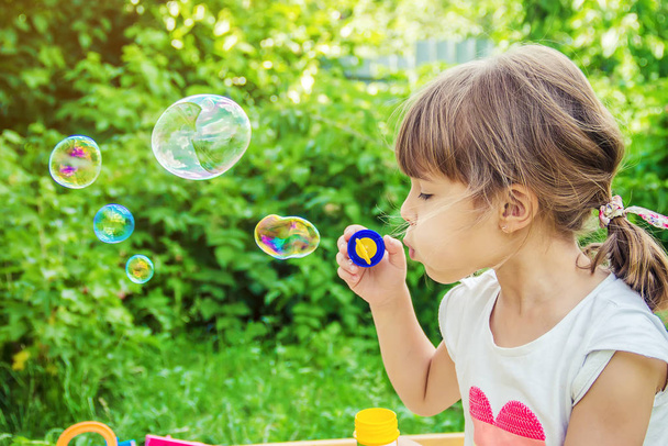 A gyerekek a buborékokat. Szelektív összpontosít.  - Fotó, kép