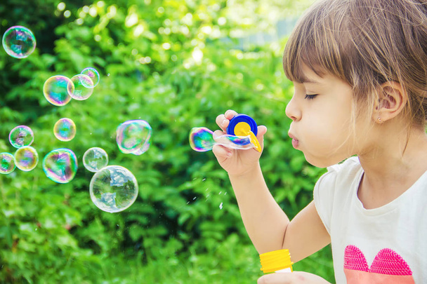 Děti jsou vyfukování bublin. Selektivní fokus.  - Fotografie, Obrázek