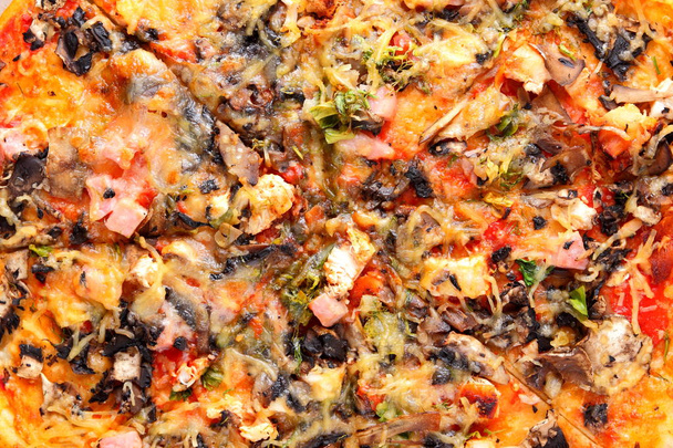 Pizza de cerca, pizza italiana con pollo, champiñones y queso, vista de comida rápida desde arriba, cocina americana
 - Foto, imagen