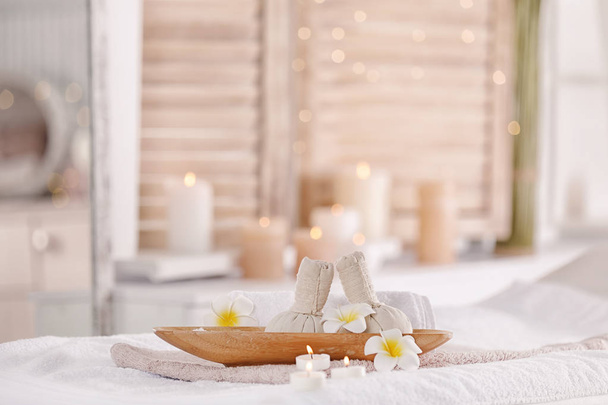 Suprimentos para massagem na cama no moderno salão de spa. Lugar para relaxamento
 - Foto, Imagem
