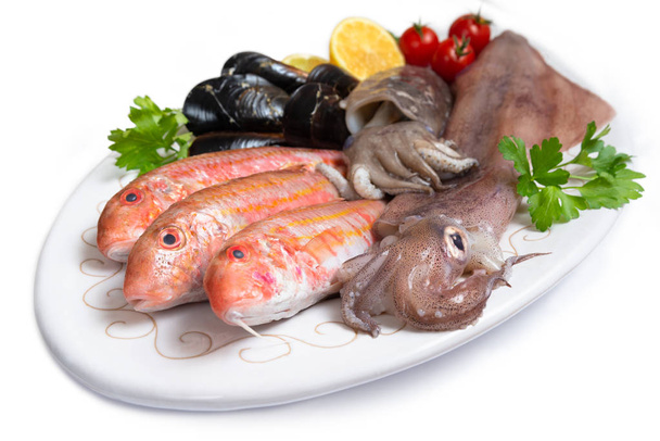 Bandeja de pescado fresco, moluscos y crustáceos
  - Foto, Imagen