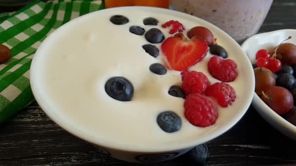 oatmeal yoghurt blueberry strawberry slow motion - Felvétel, videó