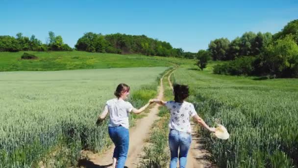Две девушки держатся за руки, бегая по природе
 - Кадры, видео