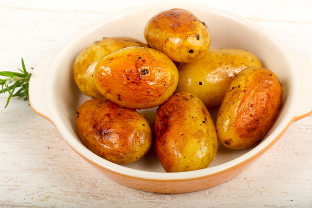 Junge Ofenkartoffeln mit Rosmarin - Foto, Bild