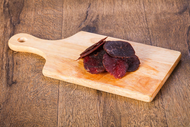 Viande de bœuf sèche sur bois
 - Photo, image