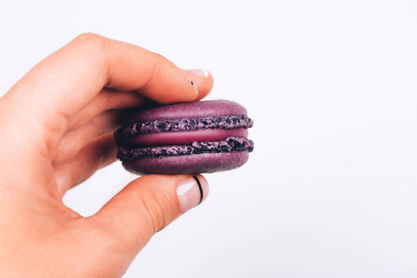 Hand with macaron - Foto, afbeelding
