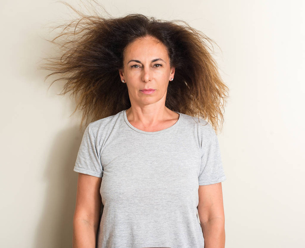 Hullámos haj brazil nő, a Szúró Szembenéz gondolkodás súlyos magabiztos kifejezés - Fotó, kép