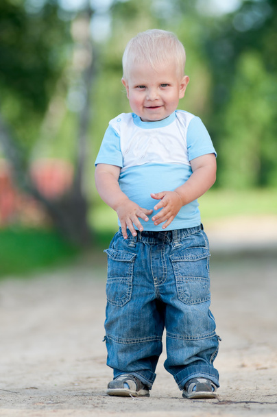 Happy little boy in the green park - Foto, afbeelding