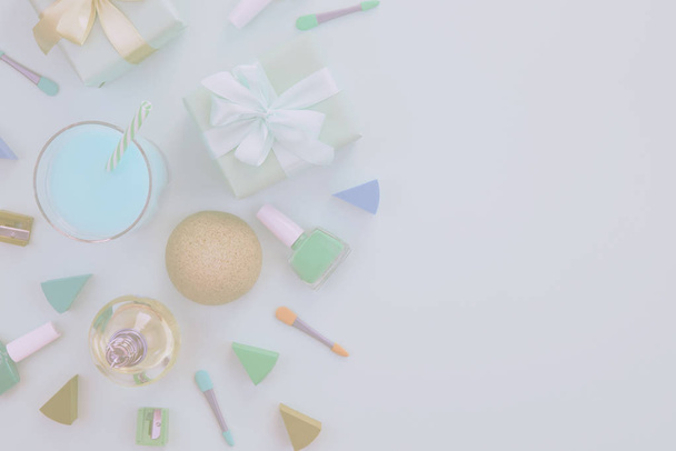 Defocus composition of a Set of Women's accessories, cosmetic items gift cocktail. Top view of Flat lay Copy space for text. - Foto, afbeelding