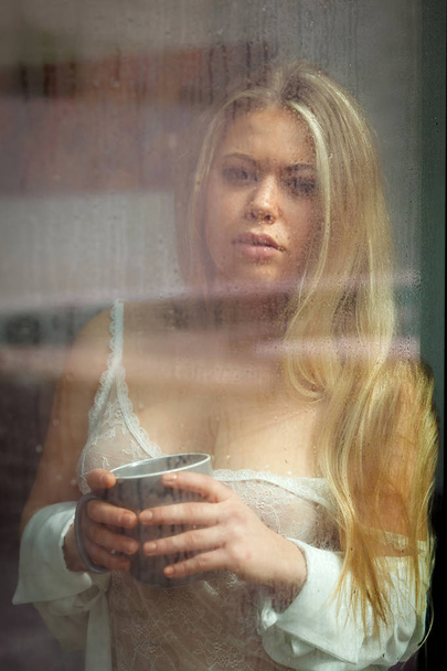 расслабленная чувственная женщина в ночной рубашке пьет кофе дома
  - Фото, изображение