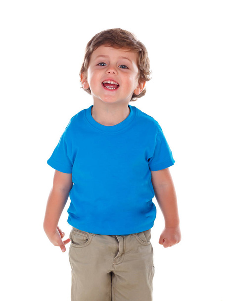 очаровательный улыбающийся маленький мальчик в голубой футболке изолирован на белом фоне
 - Фото, изображение