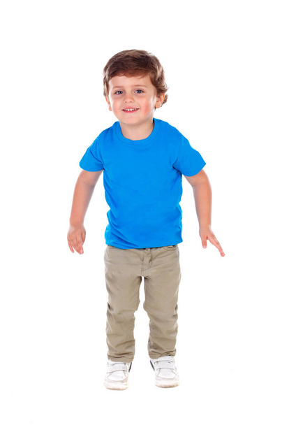 очаровательный улыбающийся маленький мальчик в голубой футболке изолирован на белом фоне
 - Фото, изображение