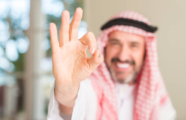 アラビア人を自宅で中年やって優秀なシンボルの指で ok サイン - 写真・画像