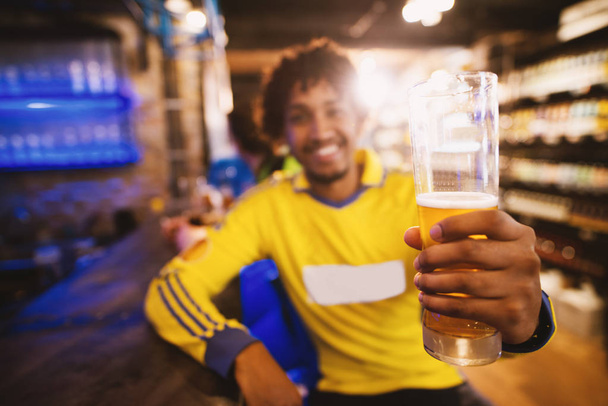 パブでビール ガラスとサッカーファン  - 写真・画像