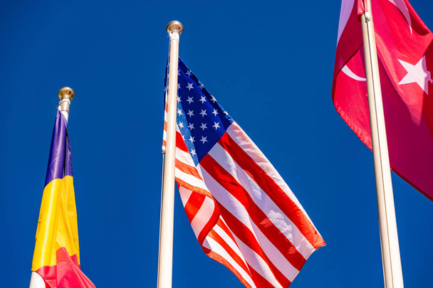 Bandiere di diversi paesi sventolano nel vento contro
 - Foto, immagini