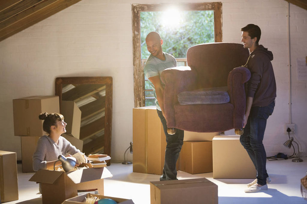 Freunde ziehen Möbel im neuen Zuhause um - Foto, Bild
