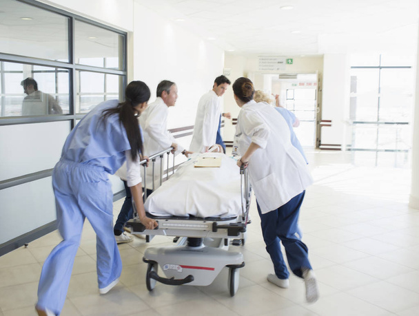 Лікарі кидають пацієнта в лікарняний коридор
 - Фото, зображення