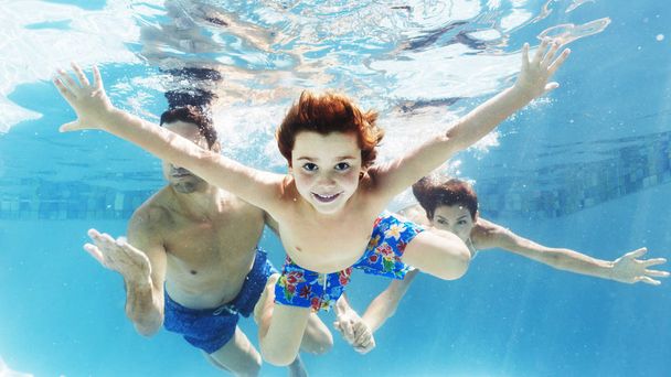 Семейное плавание под водой в бассейне
 - Фото, изображение