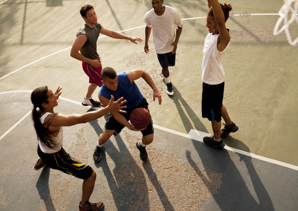 Uit de bovenstaande weergave van mannen spelen basketbal op Hof - Foto, afbeelding