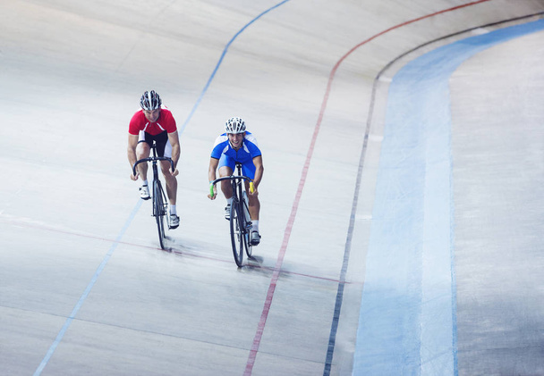 Cyclistes sur piste chevauchant dans le vélodrome
 - Photo, image