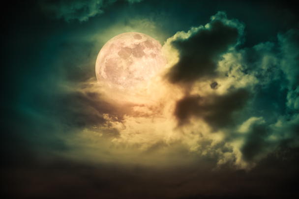 Mooie foto van cloudscape bij nacht. Nacht landschap van donkere hemel met heldere volle maan achter wolken, sereniteit natuur achtergrond. De maan genomen met mijn eigen camera. - Foto, afbeelding