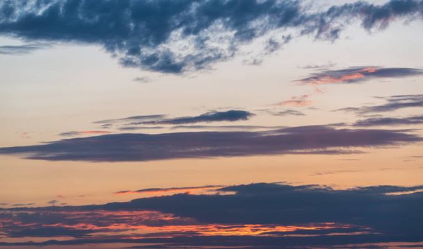 Золотой цвет драматических облаков и неба после заката в стране
. - Фото, изображение