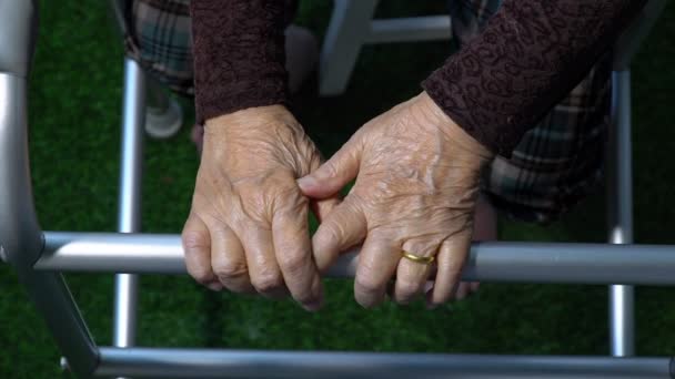 Senior vrouw met behulp van een wandelaar thuis, inzoomen - Video