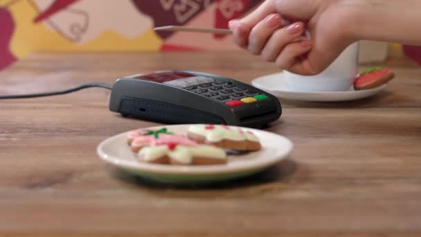 Technologie NFC platby. Zákazník platící bezkontaktní platební kartou - Záběry, video