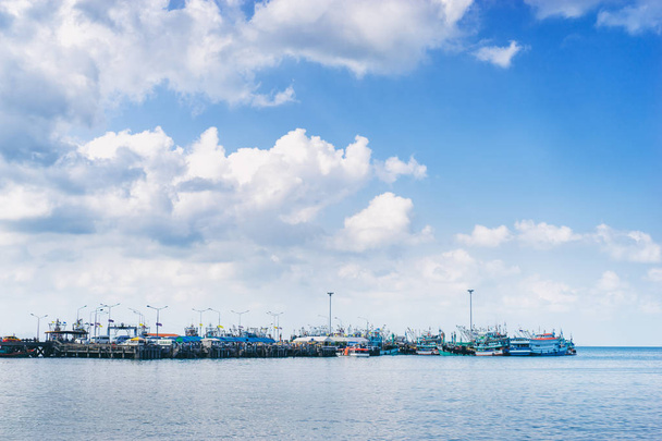 Açılış İskele Balık tutma gemiyle birlikte feribot. Mavi deniz ve gökyüzü manzara. - Fotoğraf, Görsel