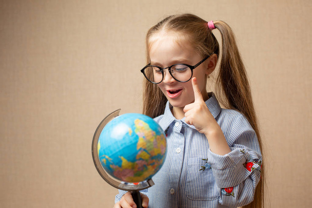 A kislány globe gazdaság szemüveg - Fotó, kép