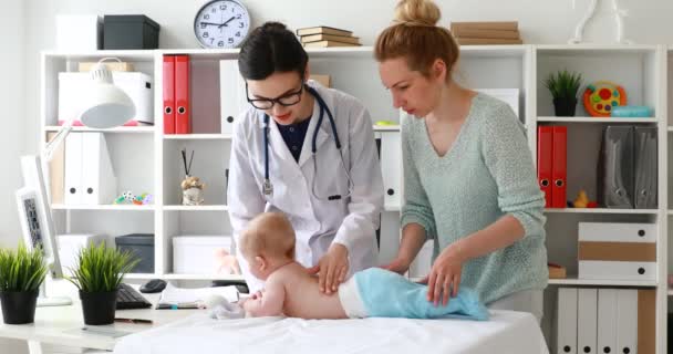lékař zkoumá dítě chlapec v nemocnici - Záběry, video