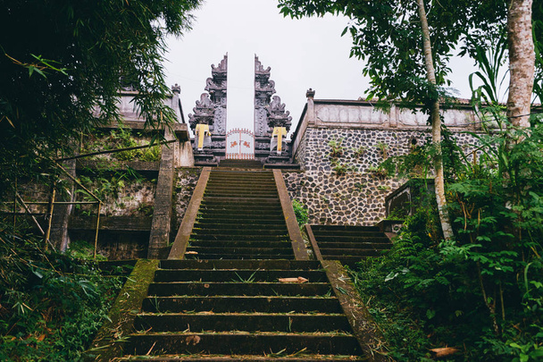 Мальовничим видом індуїстський храм Lempuyang в Балі, Індонезія. - Фото, зображення