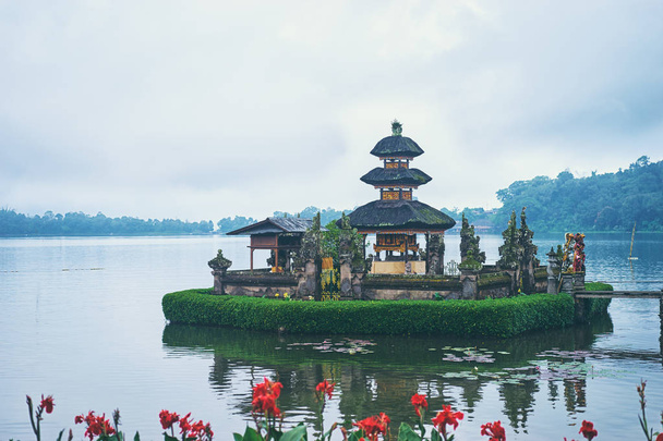 Scenic view of Hindu Temple Pura Ulun Danu on lake Bratan, Bali Indonesia, one of famous tourist attraction. - Foto, Bild