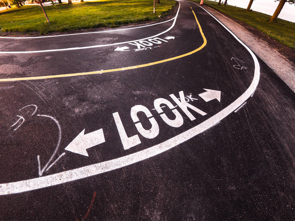 Fotografia de um novo caminho de bicicleta em Chicago com a palavra 'Look' pintado em branco lettering aviso pedestres de bicicletas de passagem
. - Foto, Imagem