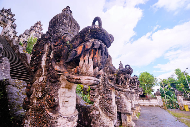 Dragons sculptures on hindu temple Lempuyang in Bali, Indonesia. - Foto, imagen