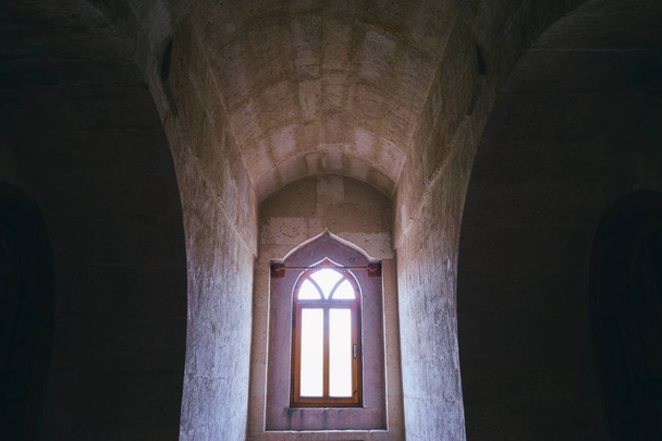  Gothic style window in castle stone wall. - Foto, imagen