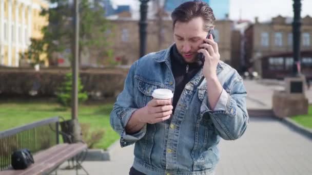 Happy pohledný obchodní muž mluví na chytrý telefon na dovolené v Evropě vzdálené 4g, Wi-Fi Internet práce a cestování koncepce. - Záběry, video