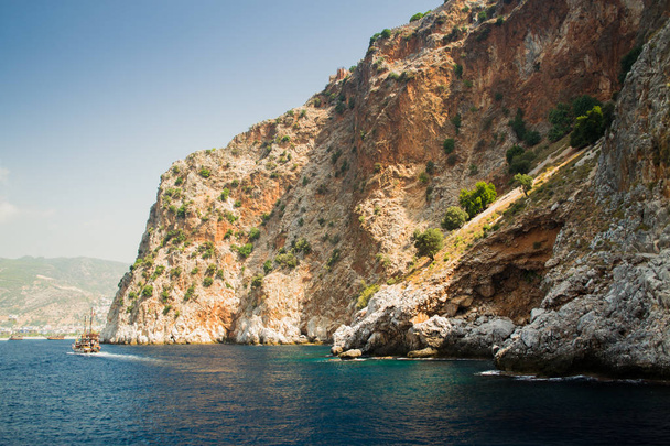 Półwysep Alanya, Alanya, Turcja. Statki turystyczne nad Morzem Śródziemnym - Zdjęcie, obraz