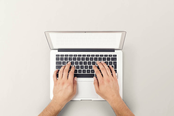 Homem digitando no teclado laptop vista superior fotografia stock
 - Foto, Imagem