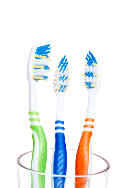 白で隔離される 3 つの着色された歯ブラシ - 写真・画像