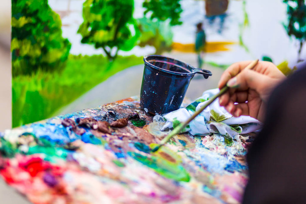 Yakın çekim sanatçı WINS ve boyalar yağlı boya da palette ile - Fotoğraf, Görsel