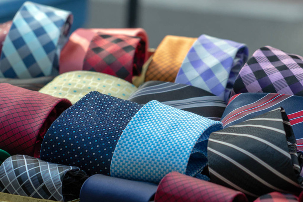 διαφορετικά χρώματα μεταξωτή γραβάτα για εμφάνιση stand - Φωτογραφία, εικόνα